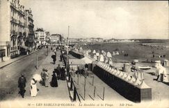 CPA Les Sables d'Olonne Le Remblai et la Plage