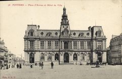 CPA Poitiers Place d'Armes et Hotel de Ville