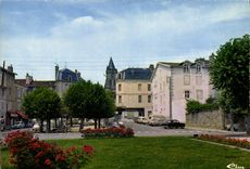 CPSM St Junien (Haute Vienne) Place Julienne Petit