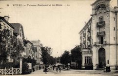 CPA Vittel L'Avenue Bouloumte et les Hotels 