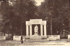 CPA Avallon Le Monument des Morts de la Grande Guerre et la promenade des Capucins 