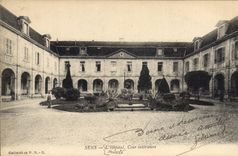 CPA Sens L'Hopital Cour interieure 