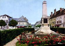 CPSM Villeneuve l'Archeveque Yonne La Rue de la Republique vue depuis le Monument aux Morts 