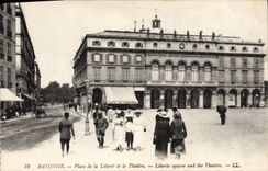 CPA Bayonne Place de la Liberte et le Theatre 