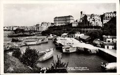 CPA Biarritz Eglise Ste Eugenie et Hotel d'Angleterre 