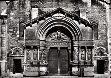CPSM ARLES sur RHONE façade de l'église Saint Trophime