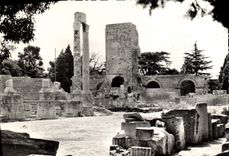 CPM Arles Sur Rhone Les Ruines Du Theatre Antique