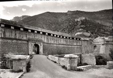 CPM Villefranche De Conflent Vue Sur Les Remparts Et La Porte De France