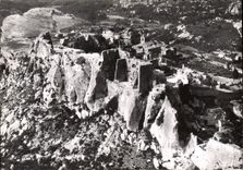 CPM Paysages De Provence Rocher et Village des Baux vue aerienne