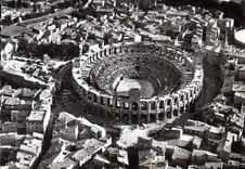 CPM Arles Sur Rhone Les Arenes un Jour de Corrida