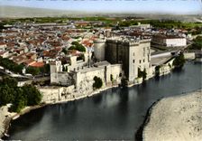 CPM Tarascon Le Chateau du Roy Rene et la Ville