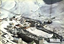 CPM Les Pyrenees Plaisirs de la Neige Sport d'Hiver La Mongie Vue generale de la Station