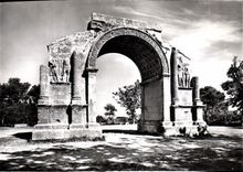 CPM Paysage De Provence Les Antiques a Saint Remy l'Arc de Triomphe