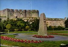CPSM Brest Une partie Du Chateau Et Le Monument