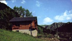 CPSM Un joli Chalet de Montagne au fond la Chaine du Sancy 