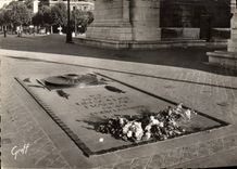 CPSM Paris Sous l'Arc de Triomphe de l'Etoile le tombeau du Soldat inconnu 