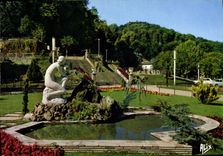 CPSM Les Pyrenees Bagneres de Bigorre Quartier Thermal la fontaine de Jouvence 