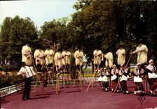 CPSM Folklore Landais Echassiers du Groupe Lous Gouyats de l'Adou darisant lou Roundeau 