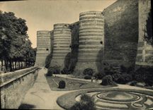 CPSM Angers M et L Remparts et anciennes douves du chateau transformees en jardin 