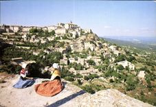 CPSM Les Belles images de Provence jeunes Provencales admirant le charmant village de Gordes 