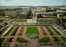 CPSM Couleurs et Lumiere de France Brest Nord Finistere Les Jardins de l'Hotek de Ville et au loin l