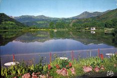 CPSM Avergne Pittoresque et Touristique Reflets de la montagne dans le lac Chambon 