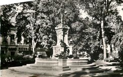CPA Valenciennes (Nord) le Monument Watteau (Sculpteur) J B Carpeaux)