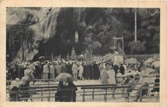 CPA Lourdes Groupe de Pelerins devant la Grotte Muraculeurse