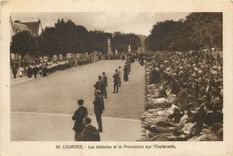 CPA Lourdes Les Malades et la Procession sur l'Esplanade