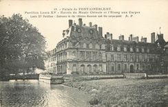 CPA Palais de Fontainebleau Pavillon Louis XV entree du Musee Chinois et l'Etang aux Carpes