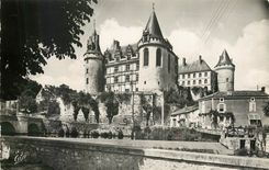 CPA Le Joyau de l'Angumois La Rochefoucauld Le Chateau et la Tardoire
