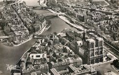 CPA Paris Vue aerienne N D de Paris et l'Ile Saint Louis