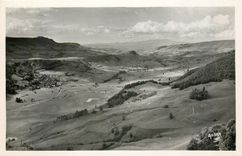 CPA Cantal Panorama sur la vallee de la RHue au fond les monts Dore