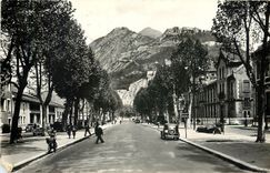 CPA Grenoble (Isere) Cours Jean Jaures au fond La Bastille
