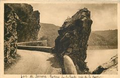 CPA Lac de Sarrans (Barrage de la Truyere) Rochers pres la Deveze