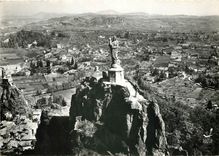 CPSM Le Puy (Hte Loire) Sur la Plateforme du Rocher Corneille (Haut au dessus de l'Hotel de Ville 13