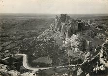 CPSM Les Baux (B du Rh) Vue d'ensemble au premier plan route de St Remy