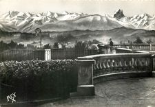CPSM Pau (B P) Les Pyrenees Vues du Boulevard
