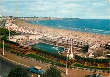 CPSM Les Sables d'Olonne (Vendee) La Piscine et la Plage