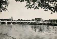 CPSM Tours Vue generale Le celebre Pont de Pierre