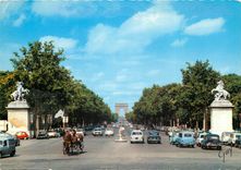 CPSM Paris l'avenue des champs Elysee vers l'arc de Triomphe de l'Etoile