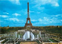 CPSM Paris La Tour Eiffel les jardins du palais de Chaillot et le champ de Mars