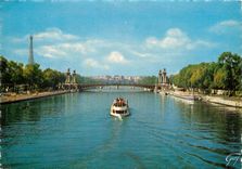 CPSM Paris La seine au pont Alexandre III a gauche la tour Eiffel au fond le palais de Chaillot