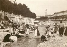 CPSM Nice au temps Passe les Bugadieres dans le Paillon au fond le Pont Vieux en 1900 REPRODUCTION