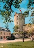 CPSM Bricquebec (Manche) Le Donjon vu de la Cour de l'Hotel