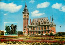 CPSM La Cote d'Opale Calais (Pas de Calais) L'Hotel de Ville ses jardins fleuris et le groupe des Bo