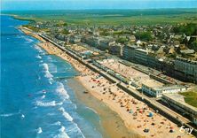 CPSM Luc sur Mer (Calvados) Vue generale aerienne sur le Front de mer