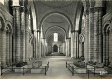 CPSM Fontevrault l'Abbaye (Maine et Loire) L'eglise abbatiale (XIIe s) Interieur au premier plan les