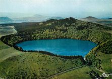 CPSM Env de Besse en Chandesse Lac Pavin (P de D) Vue aerienne