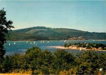 CPSM Le Limousin Touristique Entre Royeres et Peyrat le chateau le Lac de Vassiveires au fond le vil